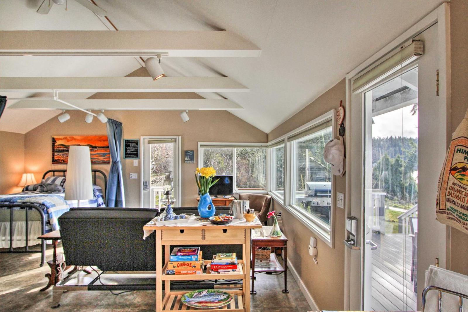 Idyllic Waterfront Cottage with Beach and Sunset Views! Main image 1